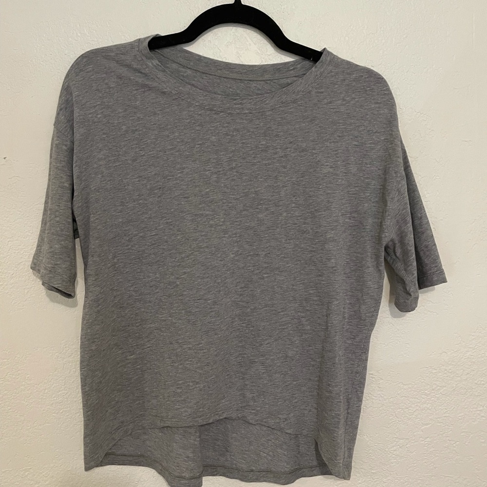 Lululemon Grey Cropped Tee. Size 6